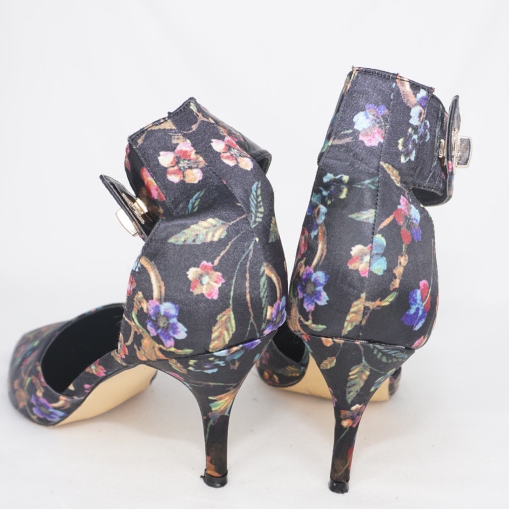 Nicole Miller Brandy Turn-Lock Pumps, Size 8 - Picture 9 of 10